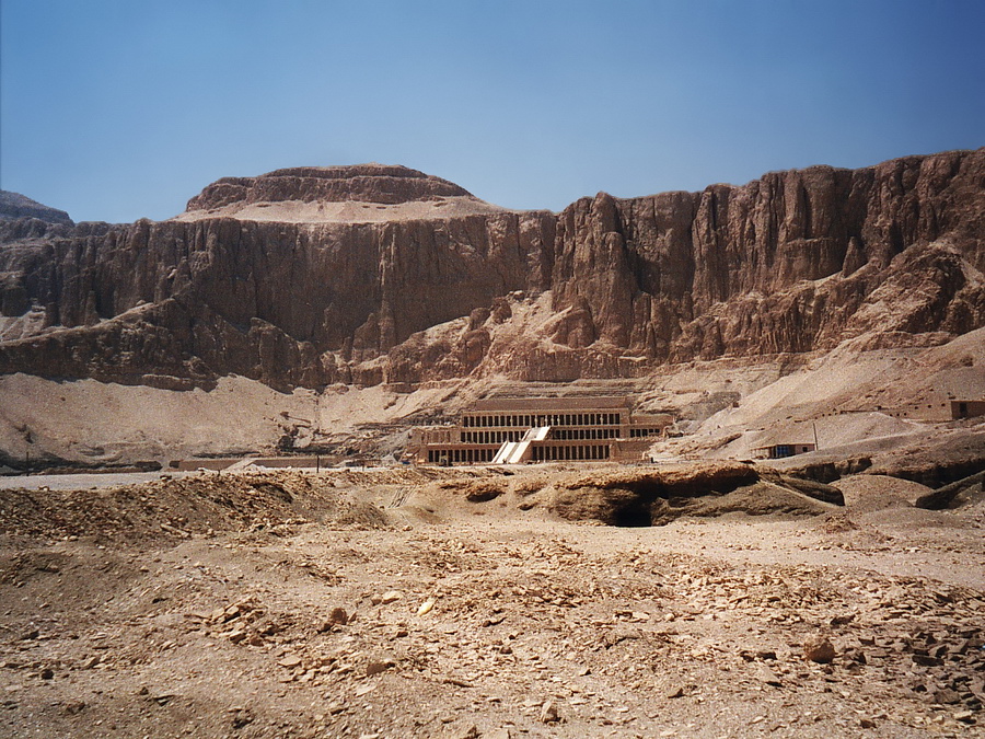 Luxor - Deir El Bahri Gereconstrueerde tempel van Hatsjepsoet, (1490 - 1468 v. Chr.). Je vind er ook overblijfselen van de tempels van Mentoehotep III en van Thoetmoses III. Stefan Cruysberghs